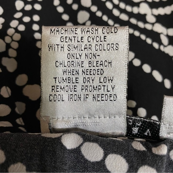 Fred David Stretch Black White Swirled Dot Print Flutter Sleeve Blouse - Picture 5 of 6